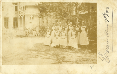 600714 Afbeelding van een groep verpleegsters in de tuin van, vermoedelijk, het Wilhelmina Kinderziekenhuis ...